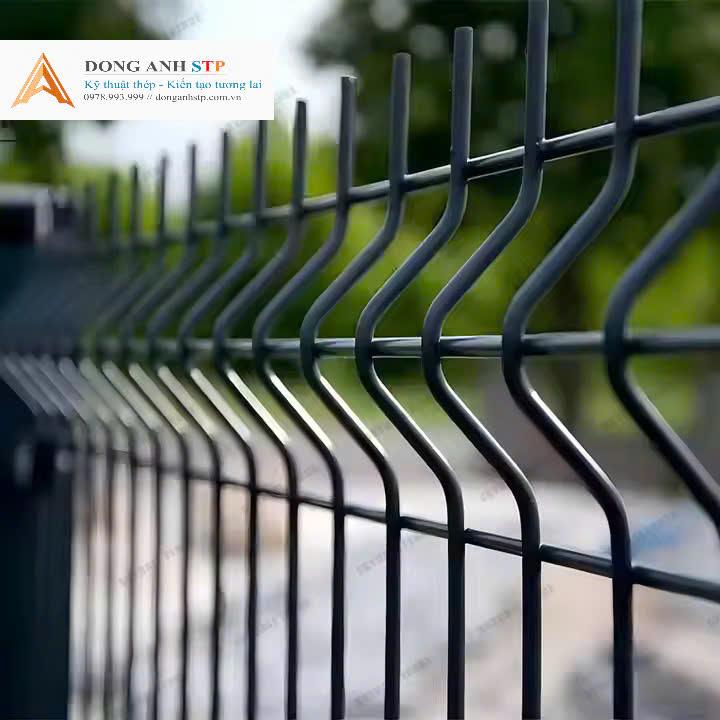 Bền vững và thẩm mỹ: Hàng rào lưới thép sơn tĩnh điện là lựa chọn lý tưởng cho mọi công trình xây dựng, đảm bảo an ninh và vẻ đẹp cảnh quan.